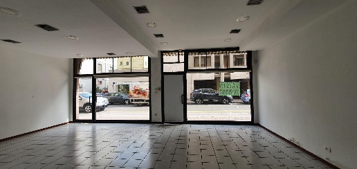 Foto Locale commerciale in VIA ROSSI, Pesaro Villa San Martino di 100 m²