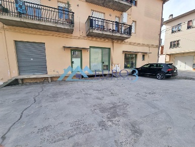 Foto Locale commerciale in VIA GENTILE DA MONTEFIORE 17, di 230 m²