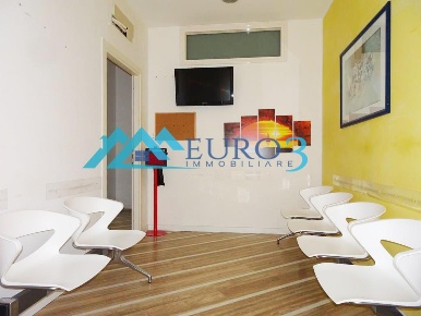 Foto Locale commerciale a Ascoli Piceno di 60 m² con 2 locali in affitto