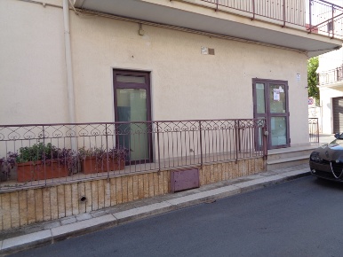Foto Locale commerciale a Palo del Colle Centro di 90 m² con 1 locali
