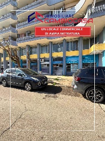 Foto Locale commerciale in via basile 10, Taranto Tre Carrare di 261 m²