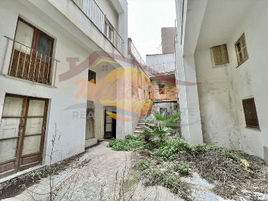 Foto Hotel in PIAZZA EURIPIDE, Siracusa Gelone - Cadorna di 800 m²