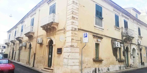 Foto Negozio in via Cavour 48, Avola Centro di 120 m² con 10 locali