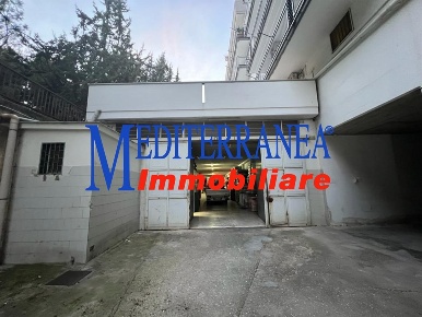 Foto Magazzino in Via Emanuele De Deo 78, Ruvo di Puglia Centro di 345 m²
