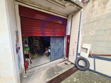 Foto Magazzino in via sacerdote di Leo, Bisceglie di 105 m² con 1 locali