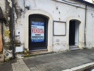 Foto Locale commerciale in VIA A. GUARASCI 65, Rogliano Centro di 200 m²