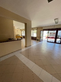 Foto Locale commerciale a Marsala Centro Urbano di 240 m² con 3 locali