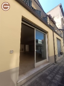 Foto Locale commerciale a Taurianova Centro di 315 m² con 1 locali