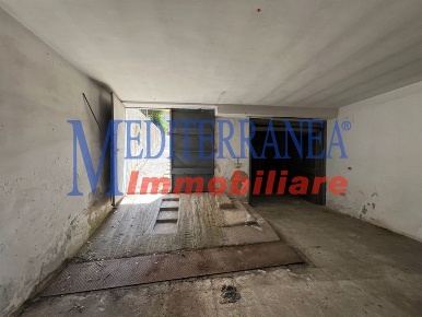 Foto Magazzino in Via Quasimodo 7, Ruvo di Puglia Centro di 500 m²
