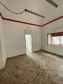 Foto Locale commerciale a Marsala Centro Urbano di 90 m² con 4 locali