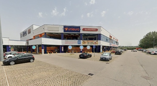 Foto Negozio in Via Loves 11, Cento Corporeno di 1790 m² con 1 locali