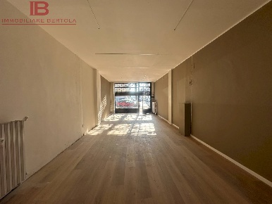 Foto Negozio a Cuneo Centro Storico di 62 m² con 1 locali in affitto
