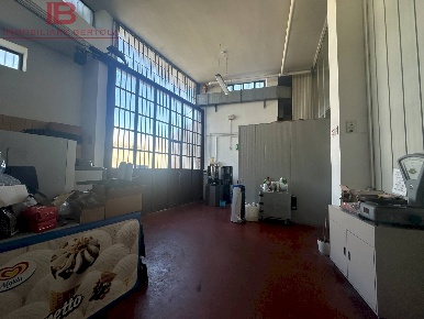 Foto Magazzino in Via Rocca Dè Baldi, Cuneo di 394 m² con 2 locali