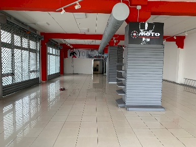 Foto Locale commerciale in via Ugo Lambertini 1, Imola di 310 m² in affitto