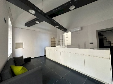 Foto Negozio in Armando Diaz, Cuneo Centro Storico di 32 m² con 1 locali