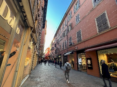 Foto Negozio in VIA D'AZEGLIO, Bologna Saragozza dentro le Mura di 11 m²