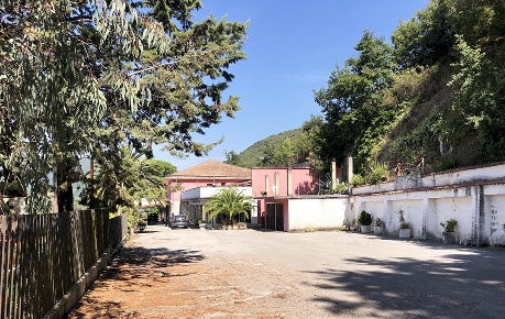 Foto Hotel in Via Villa snc, Liberi di 850 m² con 1 locali in vendita