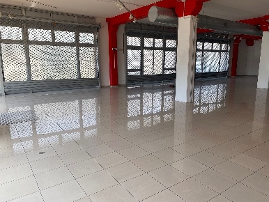 Foto Locale commerciale in via Ugo Lambertini 1, Imola di 325 m² in vendita