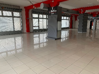 Foto Locale commerciale in via Ugo Lambertini 1, Imola di 310 m² in vendita