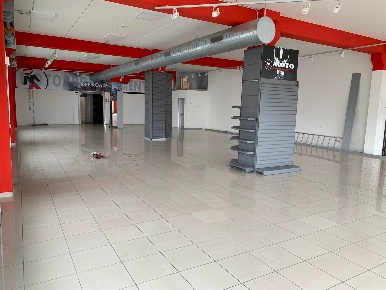 Foto Locale commerciale in via Ugo Lambertini 1, Imola di 325 m² in vendita