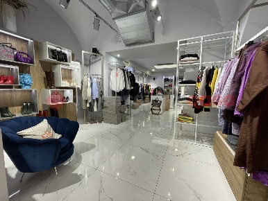 Foto Negozio in Via ROMA 52, Terracina Centro di 100 m² con 2 locali