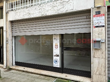Foto Negozio in Via per Uggiano 2a, Manduria Centro di 50 m² con 2 locali