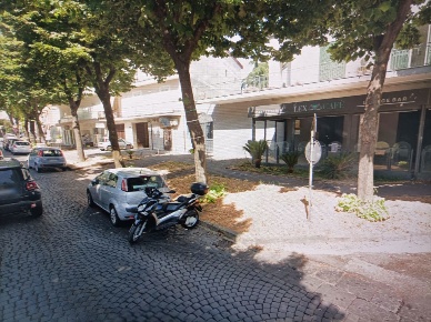 Foto Negozio in Via Salvatore di Giacomo 80, Aversa di 100 m² con 1 locali