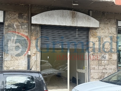 Foto Negozio in Via marco polo 103, Messina Minissale di 60 m² con 2 locali