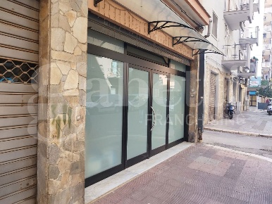 Foto Negozio in Giovanni Laterza, Bari Carrassi di 70 m² con 2 locali