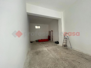 Foto Negozio in Via Munazio Planco 10, Tivoli Centro Storico di 35 m²