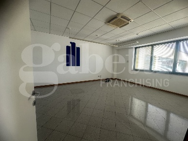 Foto Ufficio in Via vallassina snc, Merone Centro di 320 m² con 12 locali