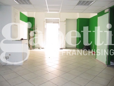 Foto Negozio in Via Mazzini 34, Brindisi Centro Storico di 100 m²