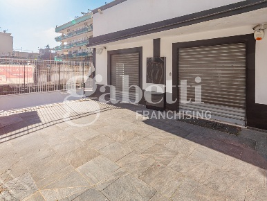 Foto Negozio in Via Napoli 282, Mugnano di Napoli Centro di 145 m²