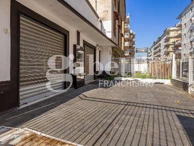 Foto Negozio in Via Napoli 282, Mugnano di Napoli Centro di 145 m²