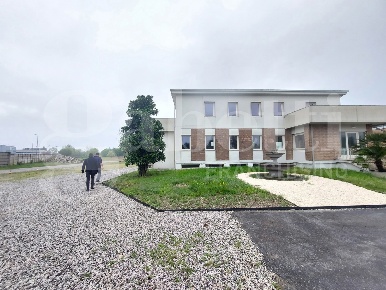 Foto Negozio in Via castellana 113, Treviso Monigo di 120 m² con 2 locali