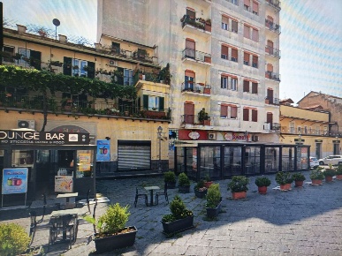 Foto Negozio in Piazza Municipio 39, Aversa di 70 m² con 2 locali
