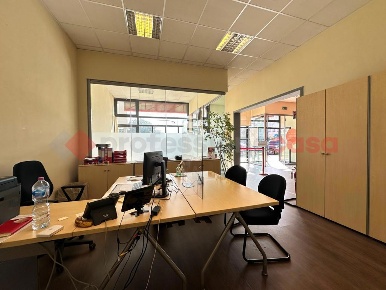 Foto Negozio in DON LUIGI STURZO, Arezzo Pescaiola di 174 m² con 8 locali