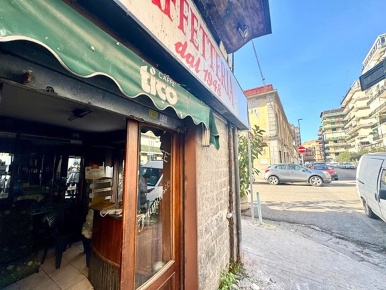 Foto Negozio in ferrante loffredo, Napoli Arenaccia di 85 m² con 2 locali