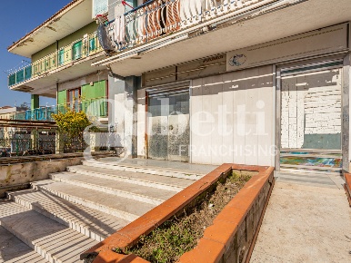 Foto Negozio in Via Giacomo Brodolini 1, Mugnano di Napoli Centro di 150 m²