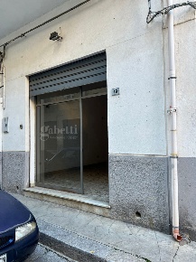 Foto Negozio in Via CarÃ  19, Bagheria Centro di 30 m² con 1 locali