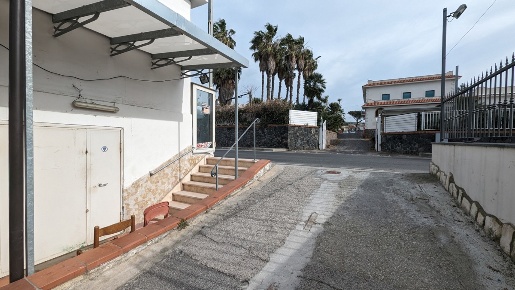 Foto Negozio in Via Cuma 00, Bacoli Centro di 75 m² in affitto