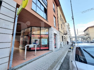 Foto Negozio in Corso Martiri della Liberazione 152, Lecco Pescarenico