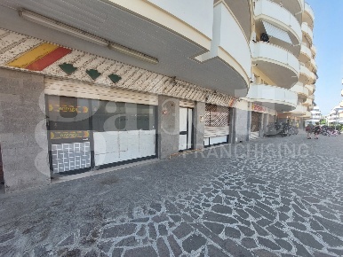 Foto Negozio in Via Cortina 8, Alba Adriatica Lungomare Marconi di 291 m²