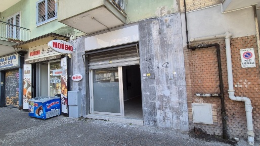 Foto Negozio in Via Antonino D'Antona 12A, Napoli Rione Alto di 40 m²