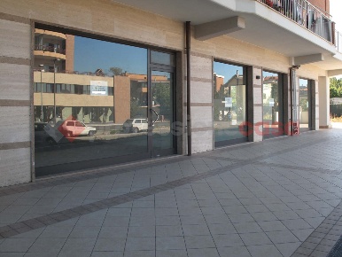 Foto Negozio in Via Cesare Terranova 1, Frosinone Tribunale di 440 m²