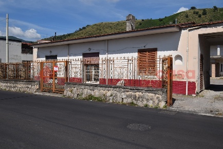 Foto Negozio in Via Fiano 88, Nocera Inferiore di 120 m² con 3 locali