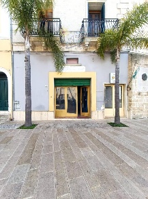 Foto Locale commerciale a Maruggio Centro di 190 m² con 3 locali in vendita