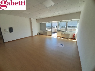 Foto Ufficio a Poggibonsi Centro di 110 m² con 4 locali in affitto
