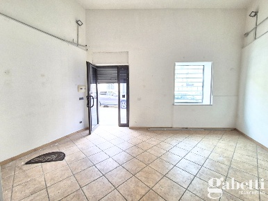 Foto Negozio in Via NAPOLI 00, Pomigliano d'Arco Centro di 40 m² in affitto
