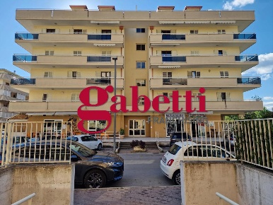 Foto Negozio in Milano, San Nicola la Strada di 140 m² con 2 locali